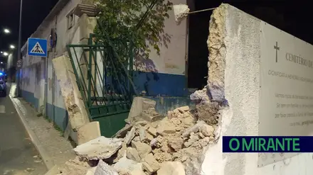 Camionista destruiu muro do cemitério de Alverca e fugiu Camionista destruiu muro do cemitério de Alverca e fugiu