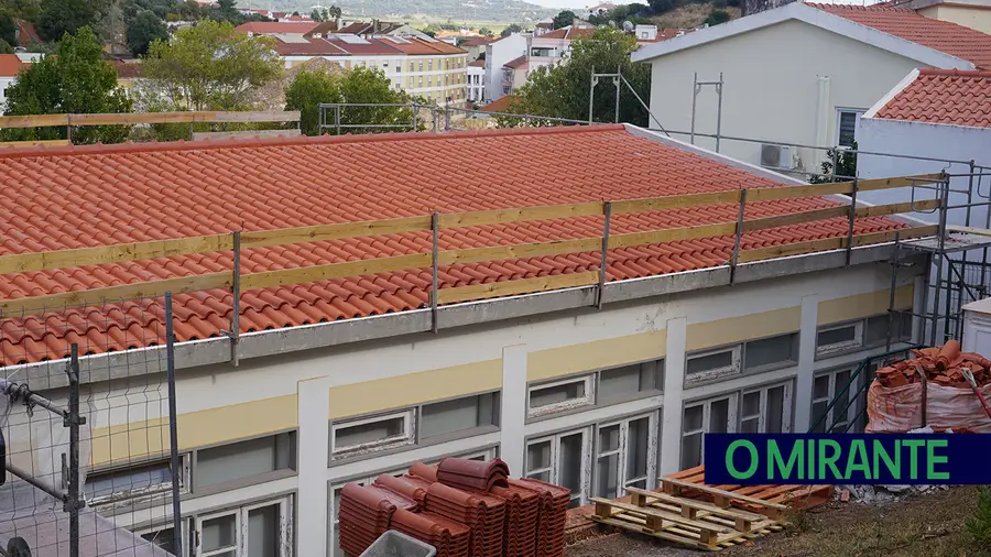 Telhados da EB 1 de Alenquer estão a ser substituídos Telhados da EB 1 de Alenquer estão a ser substituídos