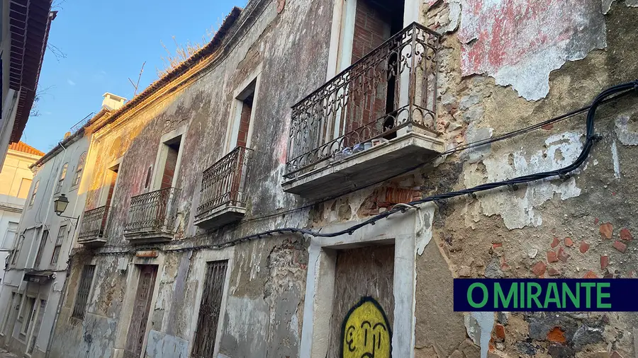 Colónia de gatos em prédio degradado no centro de Santarém motiva queixas Colónia de gatos em prédio degradado no centro de Santarém motiva queixas