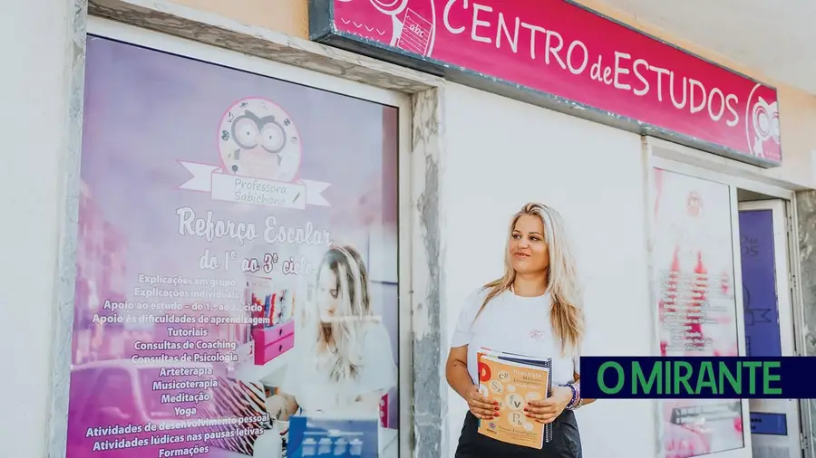 Professora Sabichona dá apoio diário a estudantes e famílias Professora Sabichona dá apoio diário a estudantes e famílias