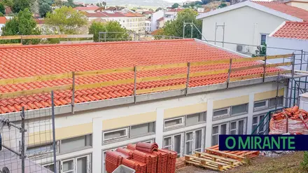 Telhados da EB 1 de Alenquer estão a ser substituídos Telhados da EB 1 de Alenquer estão a ser substituídos
