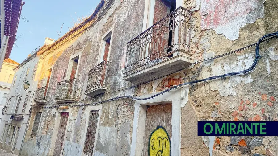 Colónia de gatos em prédio degradado no centro de Santarém motiva queixas Colónia de gatos em prédio degradado no centro de Santarém motiva queixas