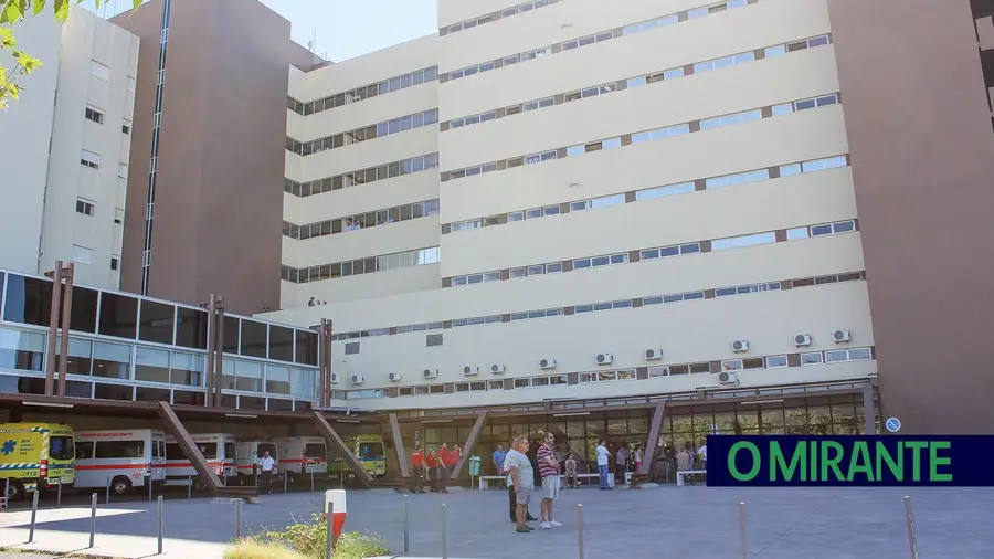 Familiares de vítima mortal forçam entrada nas urgências do Hospital de Abrantes obrigando a intervenção policial Familiares de vítima mortal forçam entrada nas urgências do Hospital de Abrantes obrigando a intervenção policial