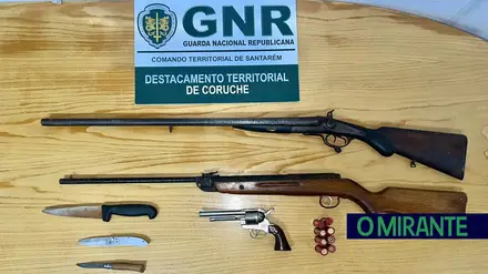 Dois homens detidos em Benavente por posse de armas proibidas Dois homens detidos em Benavente por posse de armas proibidas
