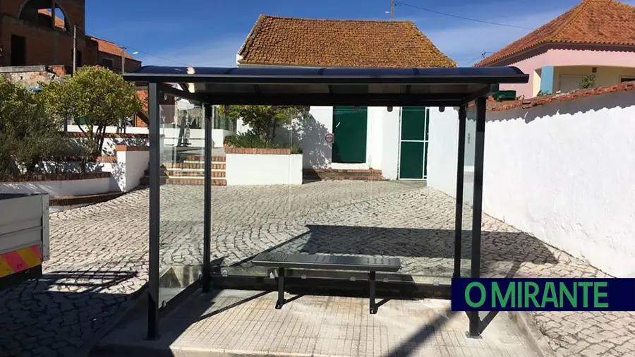 Abrigos de passageiros degradados vão ser substituídos em Azambuja Abrigos de passageiros degradados vão ser substituídos em Azambuja
