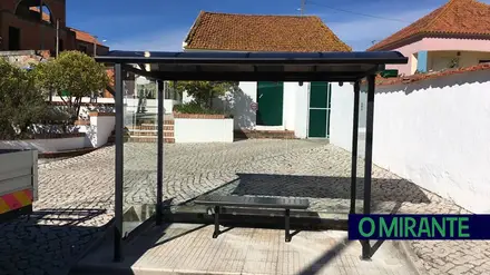 Abrigos de passageiros degradados vão ser substituídos em Azambuja Abrigos de passageiros degradados vão ser substituídos em Azambuja