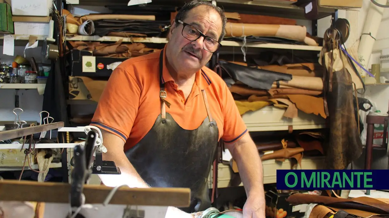 Dia do Sapateiro: O Jorge das Fazendas de Almeirim é mestre na arte de fazer sapatos à mão
