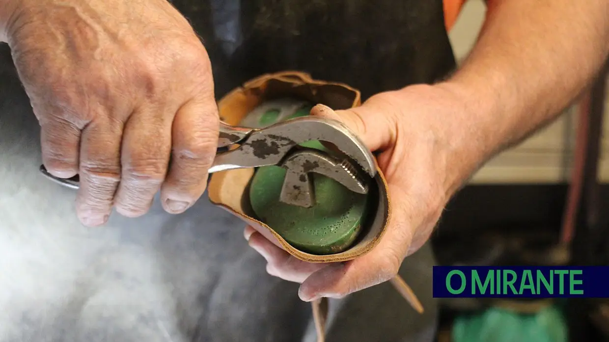 Dia do Sapateiro: O Jorge das Fazendas de Almeirim é mestre na arte de fazer sapatos à mão