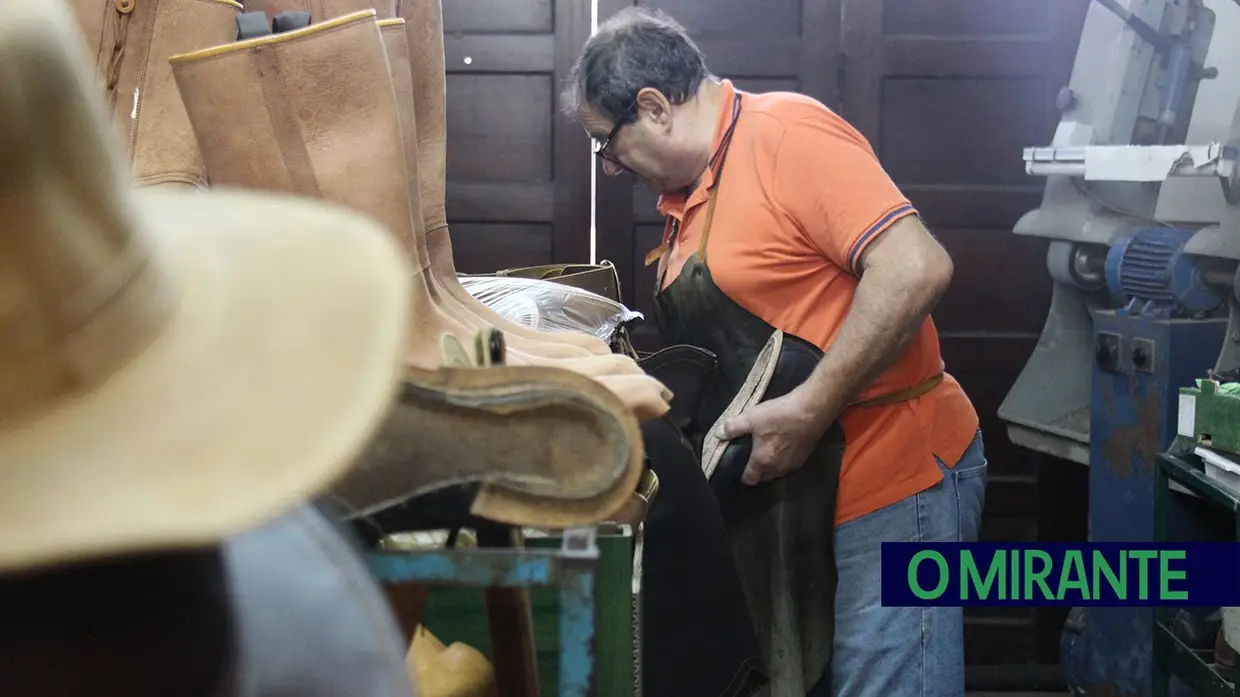 Dia do Sapateiro: O Jorge das Fazendas de Almeirim é mestre na arte de fazer sapatos à mão