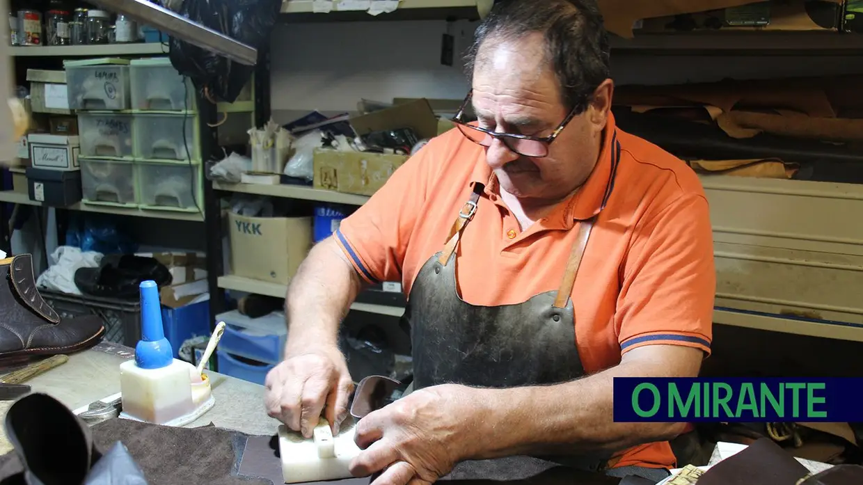 Dia do Sapateiro: O Jorge das Fazendas de Almeirim é mestre na arte de fazer sapatos à mão