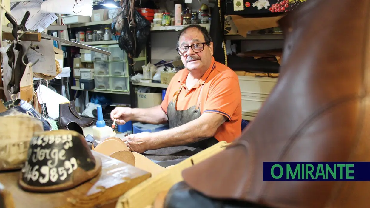 Dia do Sapateiro: O Jorge das Fazendas de Almeirim é mestre na arte de fazer sapatos à mão
