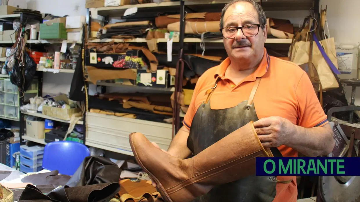 Dia do Sapateiro: O Jorge das Fazendas de Almeirim é mestre na arte de fazer sapatos à mão