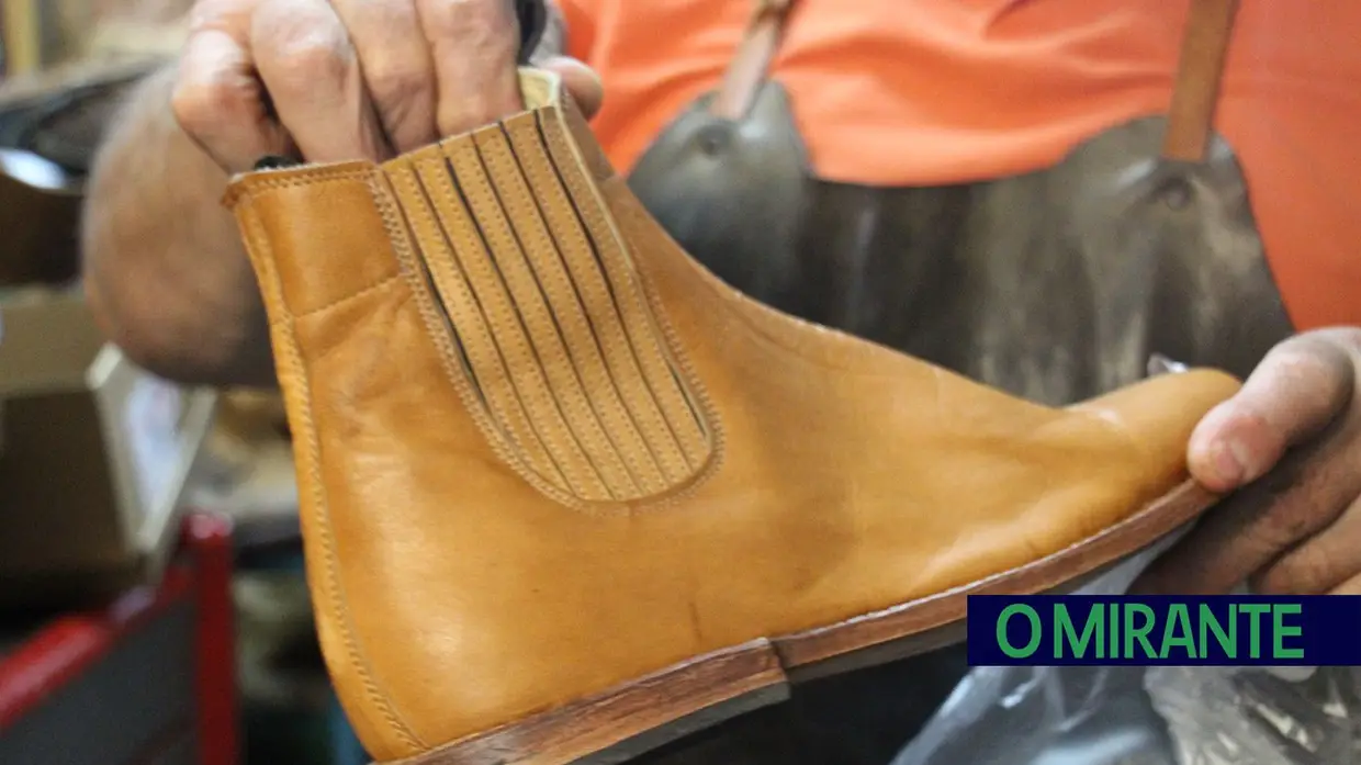 Dia do Sapateiro: O Jorge das Fazendas de Almeirim é mestre na arte de fazer sapatos à mão