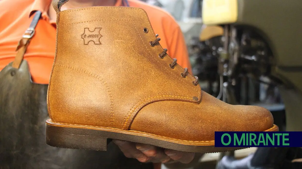 Dia do Sapateiro: O Jorge das Fazendas de Almeirim é mestre na arte de fazer sapatos à mão