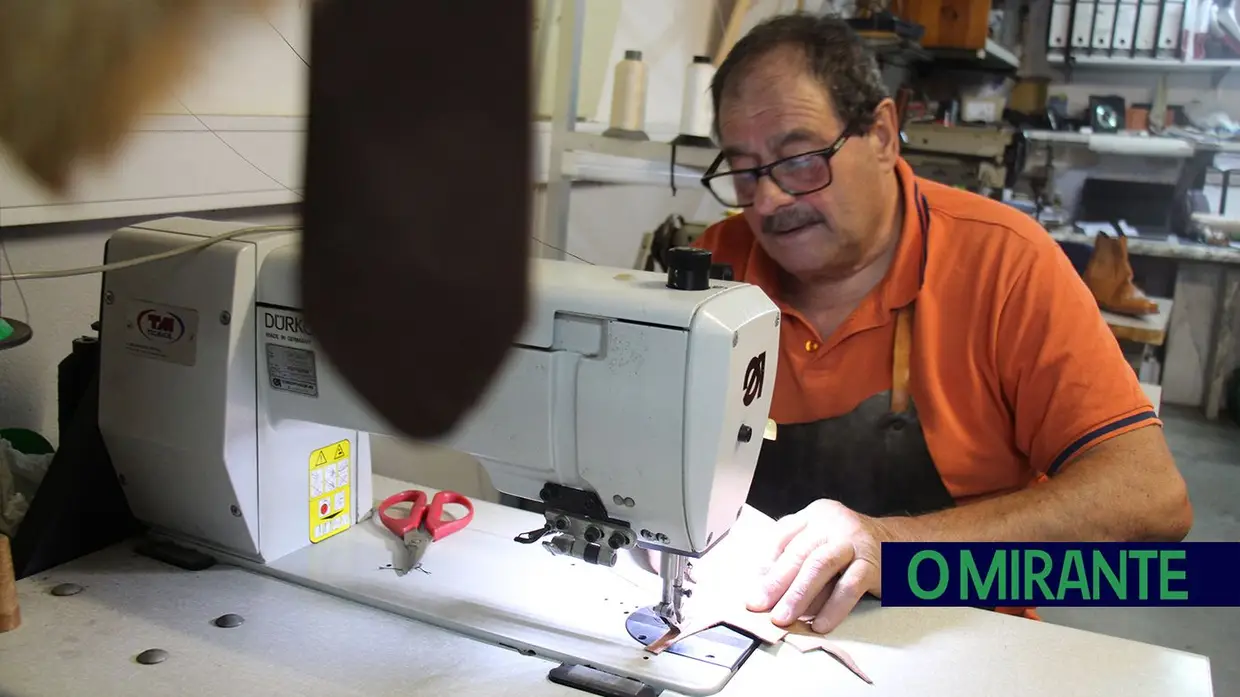 Dia do Sapateiro: O Jorge das Fazendas de Almeirim é mestre na arte de fazer sapatos à mão