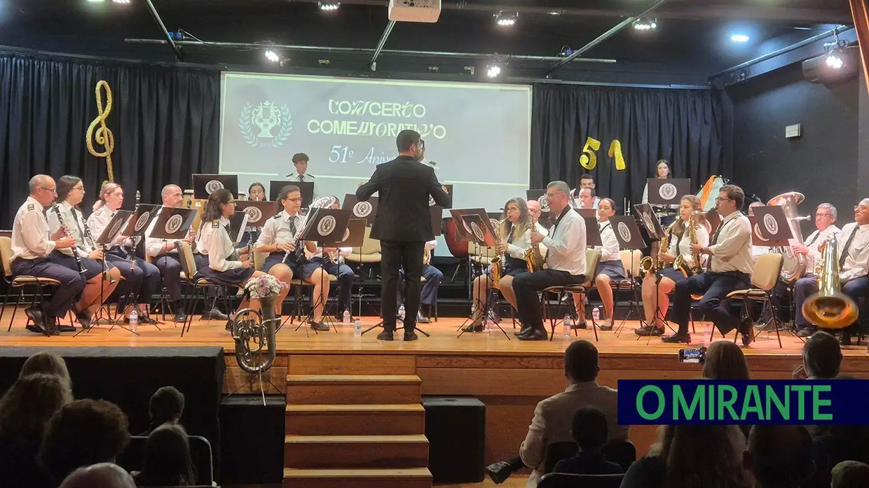 Sociedade Filarmónica de Santo Estêvão celebrou 51 anos com novo maestro em palco