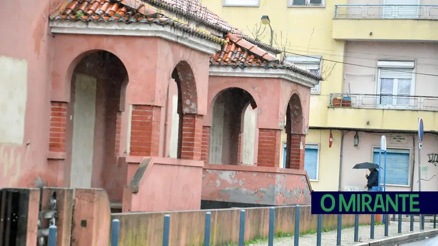 Antigas casas da OGMA no centro de Alverca continuam fechadas e a degradar-se 