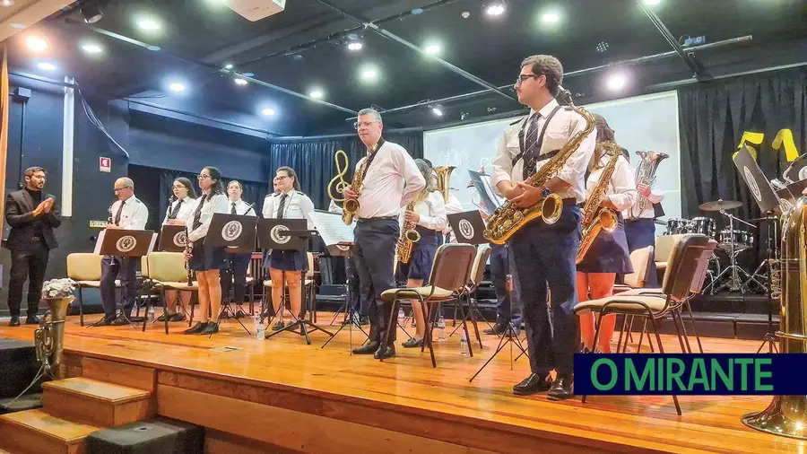 Sociedade Filarmónica de Santo Estêvão celebrou 51 anos com novo maestro em palco 