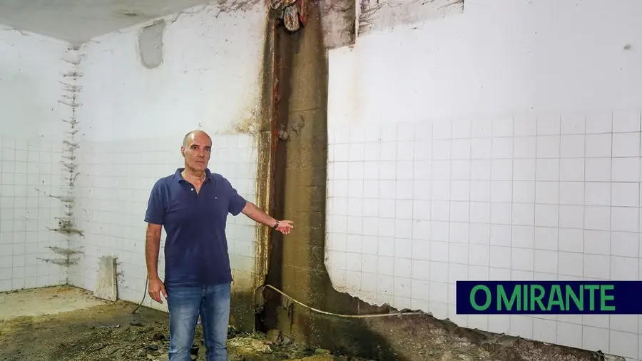 Armazém inundado por esgotos continua sem solução há uma década no Forte da Casa Armazém inundado por esgotos continua sem solução há uma década no Forte da Casa