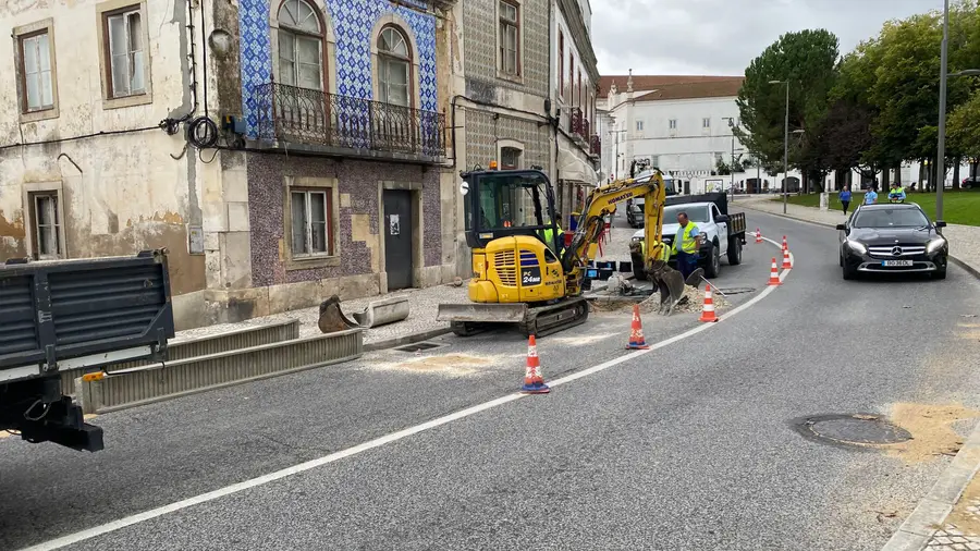 Abatimento do piso condiciona trânsito na Rua 31 de Janeiro em Santarém Abatimento do piso condiciona trânsito na Rua 31 de Janeiro em Santarém