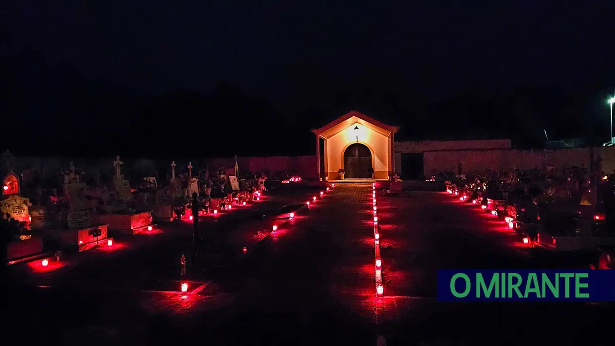 Cemitérios de Ulme iluminados com velas