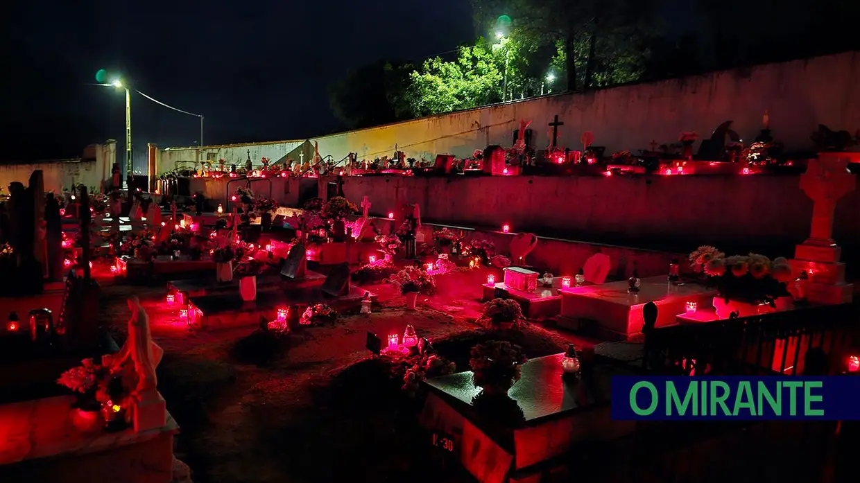Cemitérios de Ulme iluminados com velas