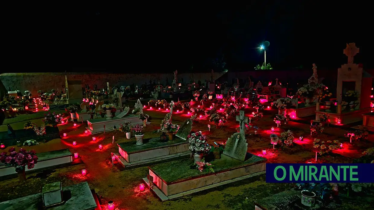 Cemitérios de Ulme iluminados com velas