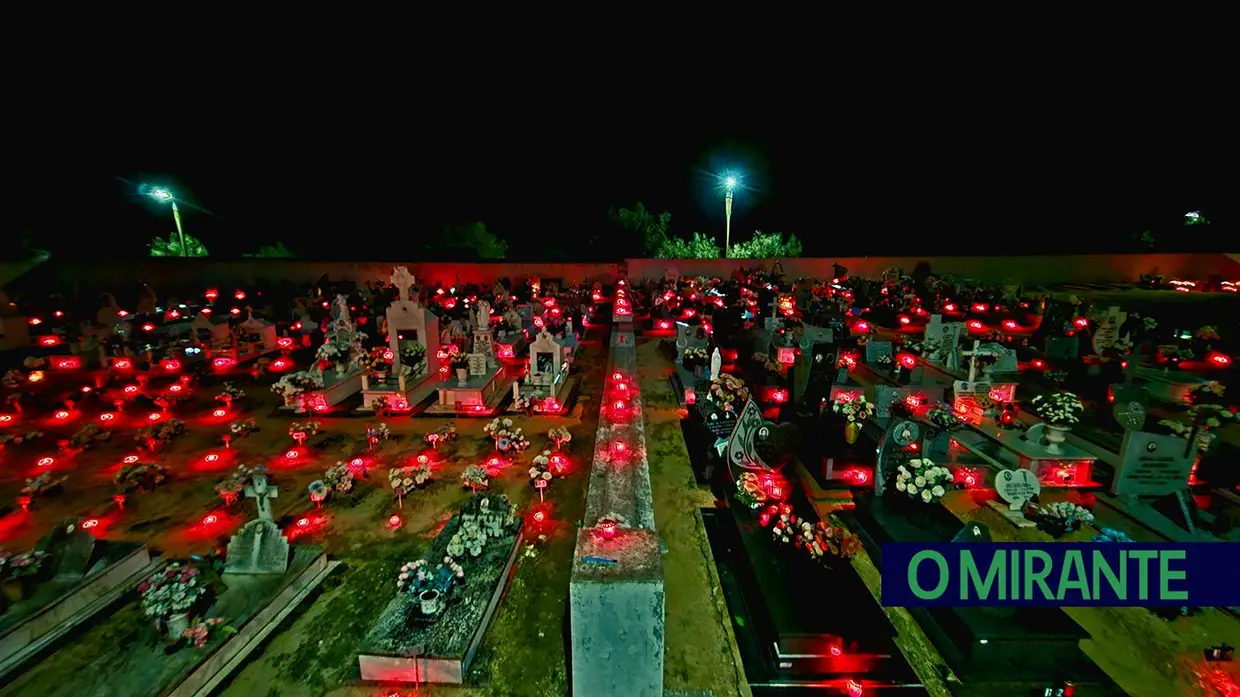 Cemitérios de Ulme iluminados com velas