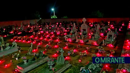 Cemitérios de Ulme iluminados com velas