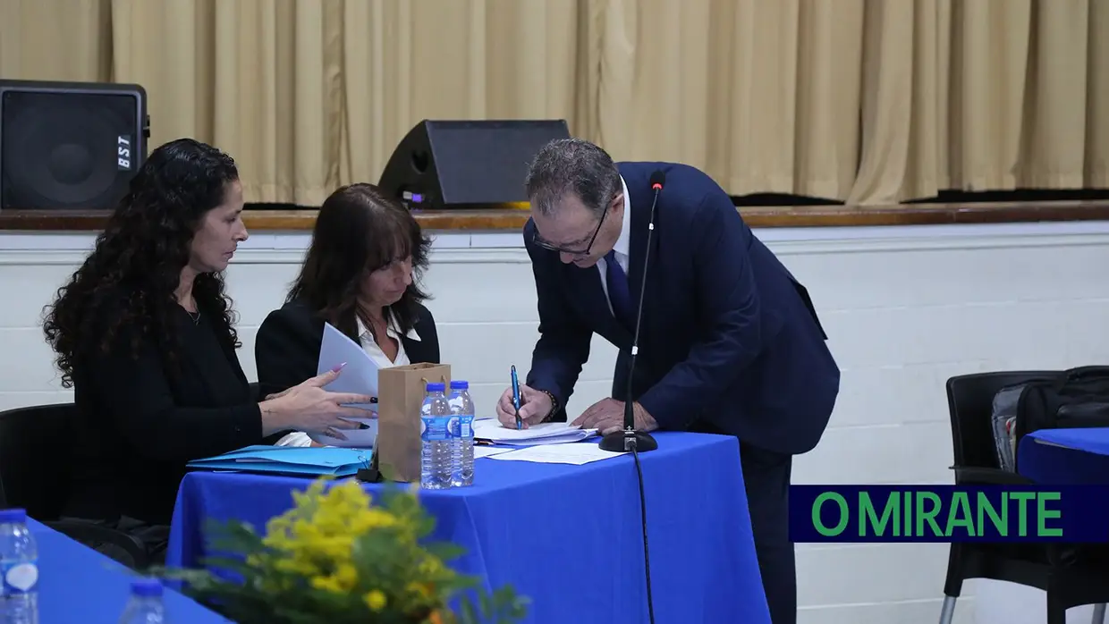 Executivo de Vialonga toma posse com promessa de diálogo e porta aberta