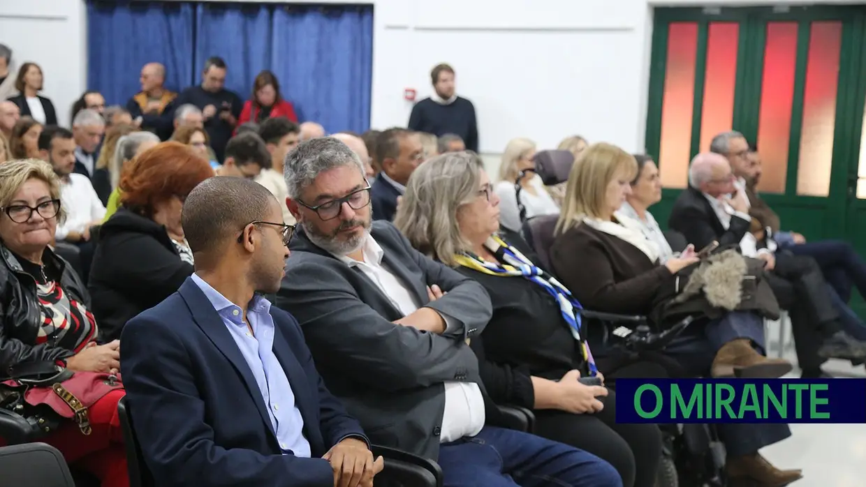 Executivo de Vialonga toma posse com promessa de diálogo e porta aberta