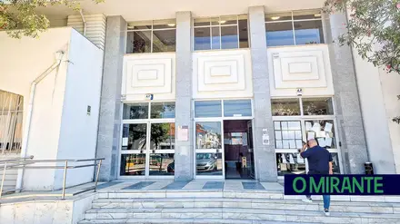 Tribunal de Benavente é um forno no Verão e um perigo no Inverno com água nas escadas