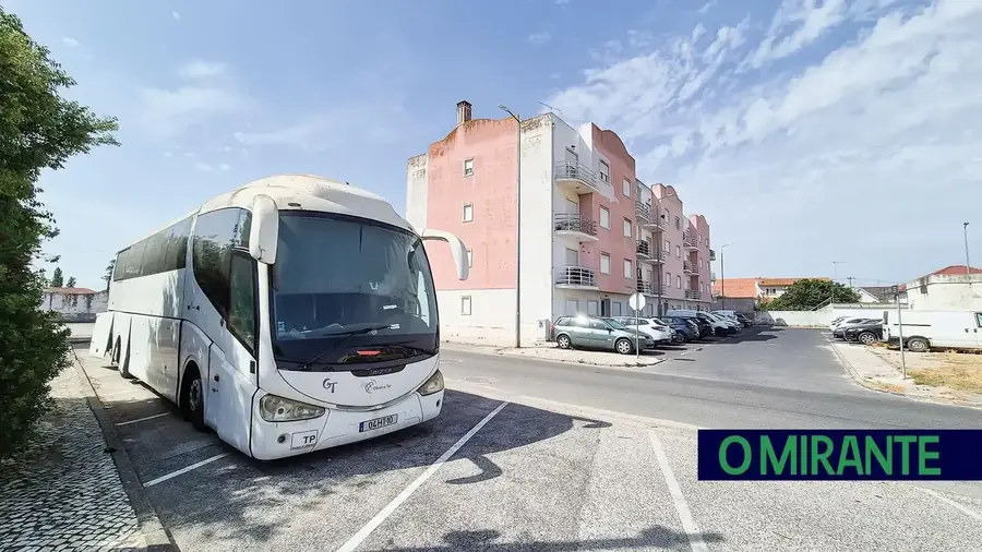 Autocarro em Samora Correia continua abandonado e transforma-se em refúgio 