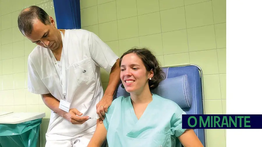 Profissionais da ULS Médio Tejo vacinam-se contra a gripe e a Covid-19