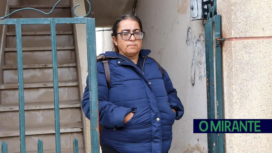 Família de Santarém vive em casa degradada e teme ficar sem tecto