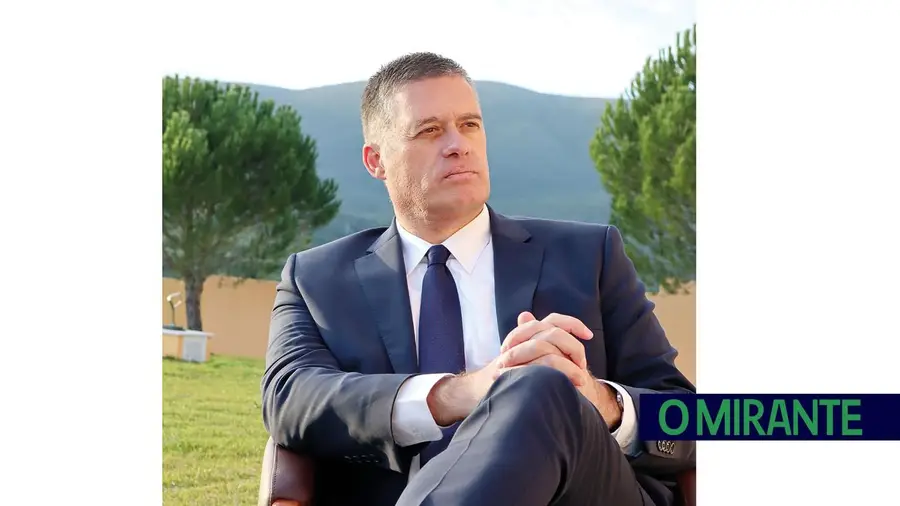 “Dizer que a nossa terra é a melhor do mundo é redutor, limitado e simplista; para além da nossa terra há muito mais mundo”