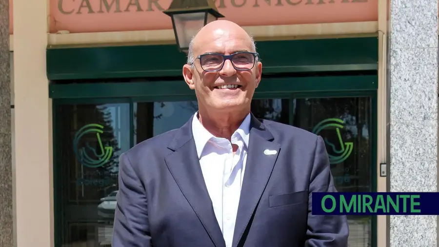 “Costumo dizer que todas as pessoas do concelho têm o meu número de telefone, e não devo estar muito longe disso”