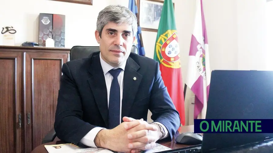 “A paginação, o espaço dado à notícia, a primeira página, tudo é importante no jornal em papel e muito diferente do ecrã de telemóvel”