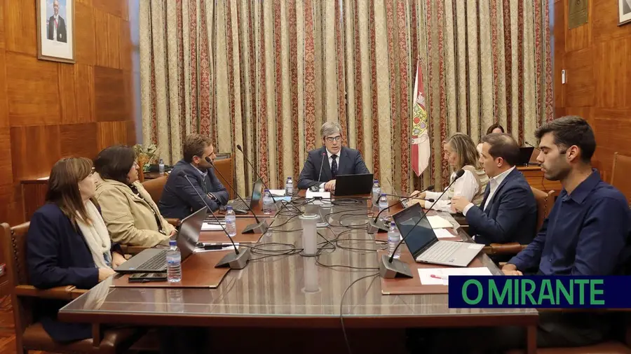 Requalificação das piscinas municipais do Cartaxo continua a dar que falar