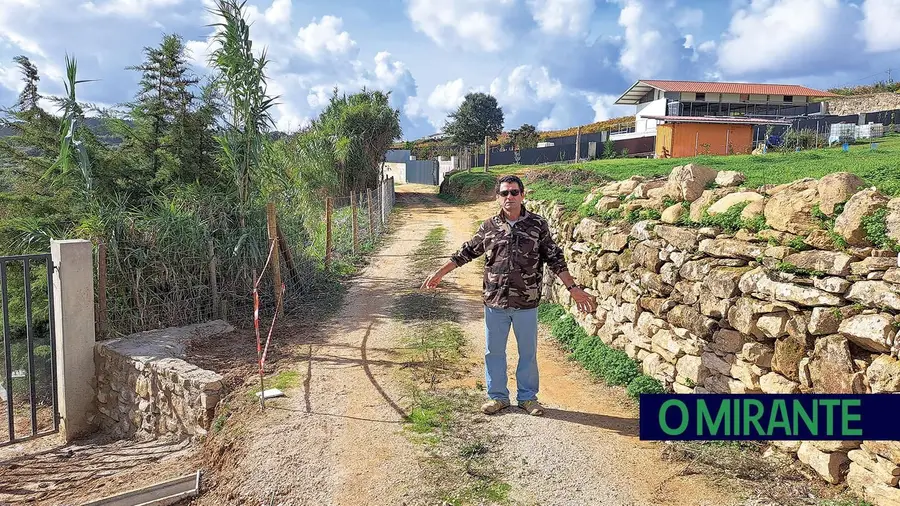 Acusa vizinha de estreitar caminho público na Gavinheira