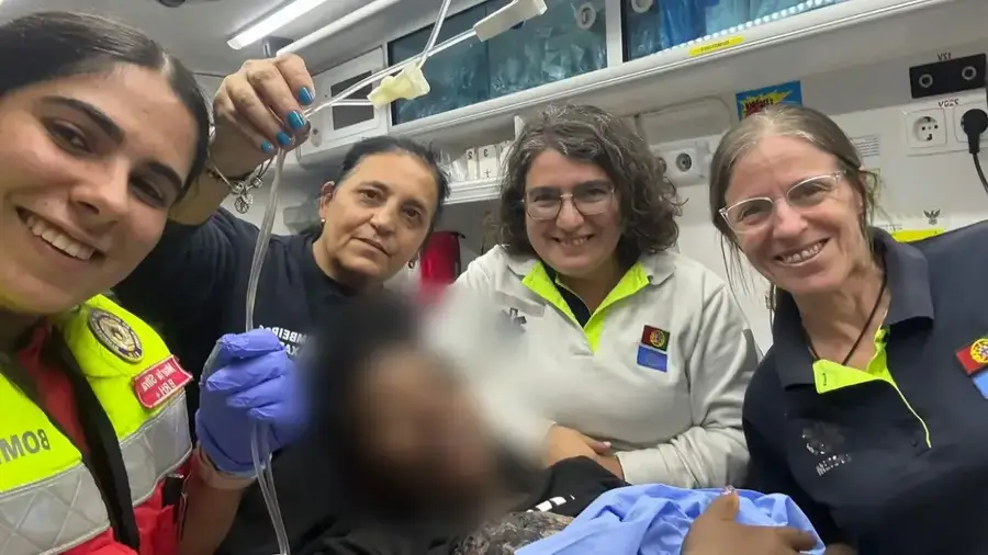 Bebé nasce na A1 em ambulância dos Bombeiros de Caxarias