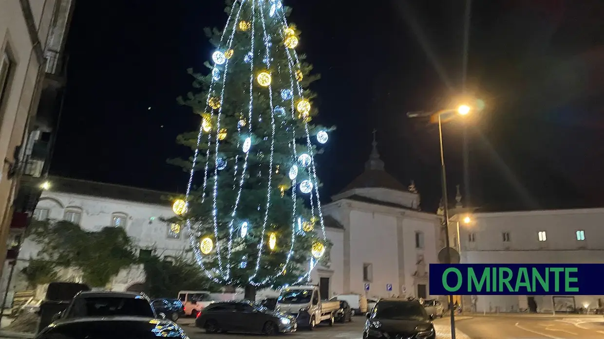 Luzes de Natal já brilham em Santarém