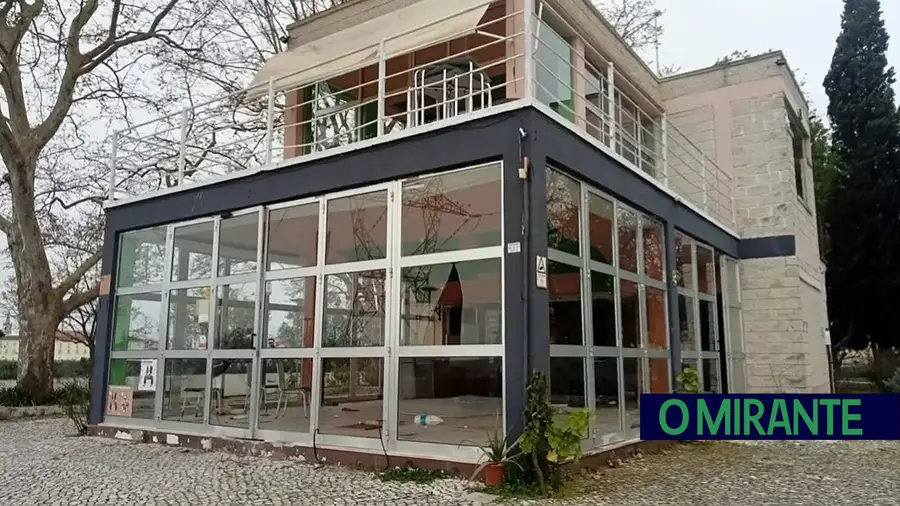 Câmara de Santarém recupera posse da cafetaria do Jardim de São Bento