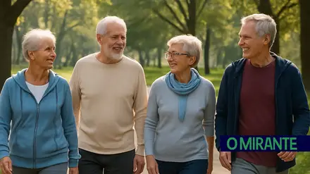 idosos a caminhar no parque