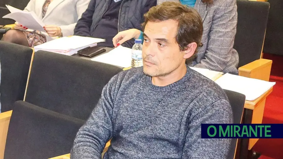 Autarca de Alpiarça dispensa advogado em mais uma batalha com família Rosa do Céu