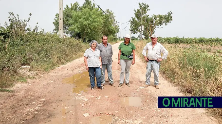 Agricultores das Caneiras continuam a protestar e com prejuízos devido ao mau estado das estradas