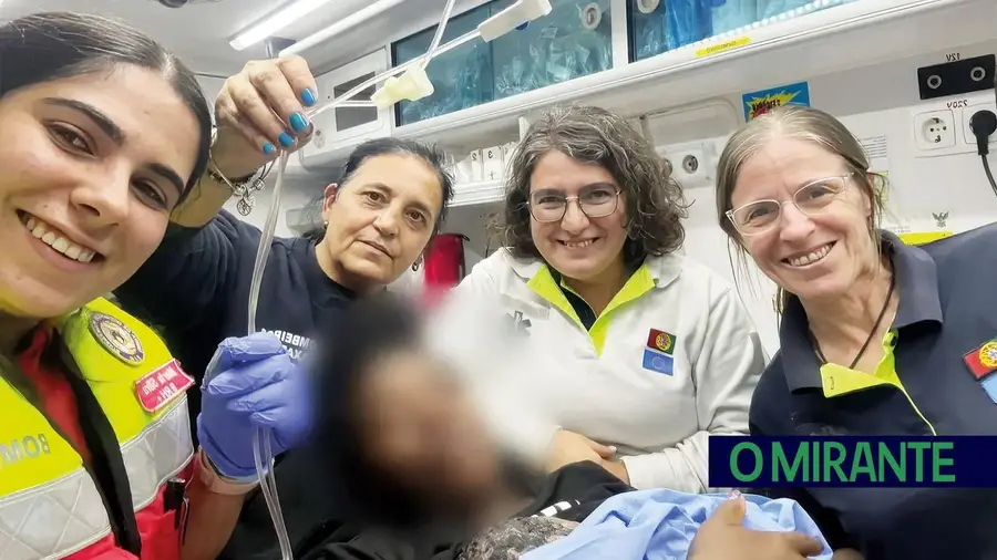 Bebé nasce na A1 em ambulância dos Bombeiros de Caxarias por indisponibilidade da VMER