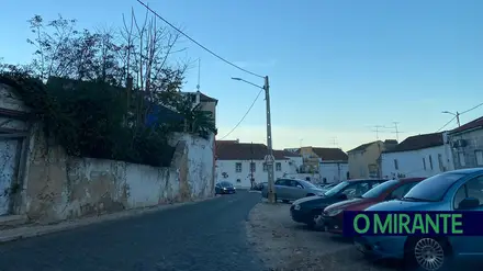 Estrada estreita complica trânsito na Ribeira de Santarém