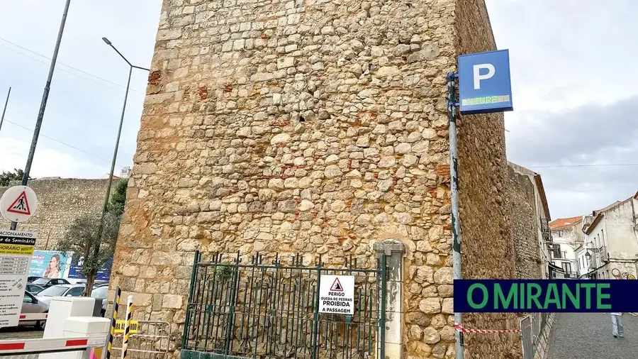 Obras nas muralhas de Santarém garantidas com recurso a ajuste directo