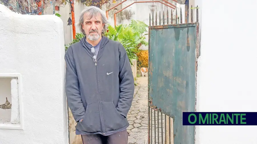 Casa em Vale de Santarém sofreu derrocada e aguarda soluções há dois anos